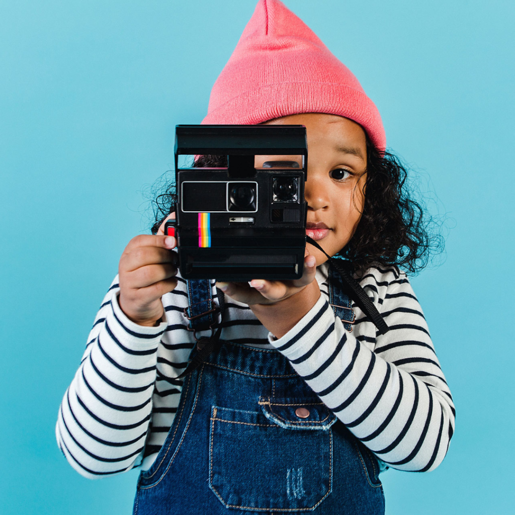 enfant prenant une photo